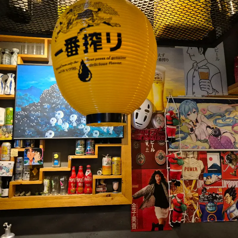 이자카야 내부를 밝히는 노란 등