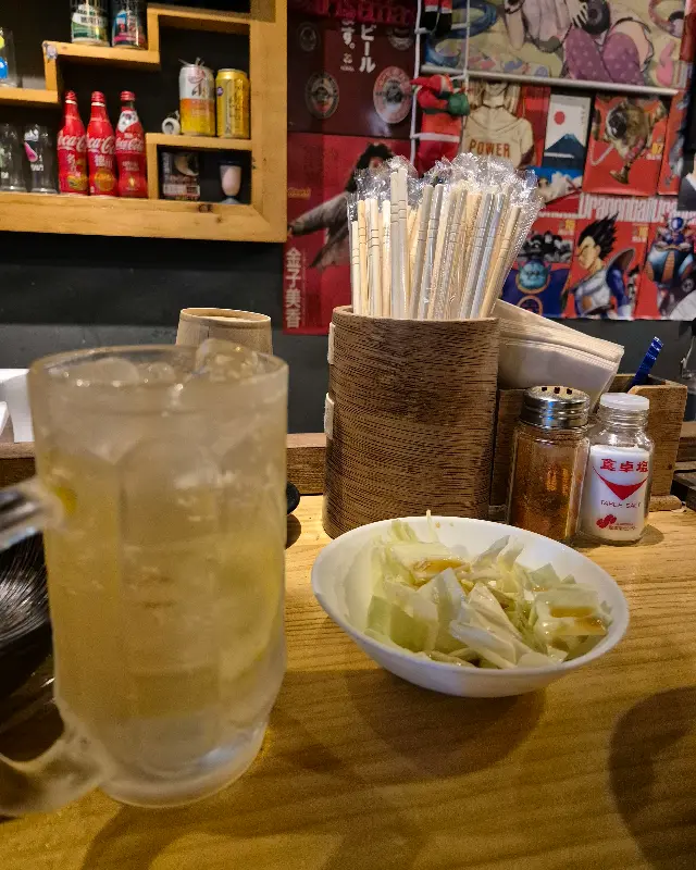 시원한 하이볼과 기본 안주