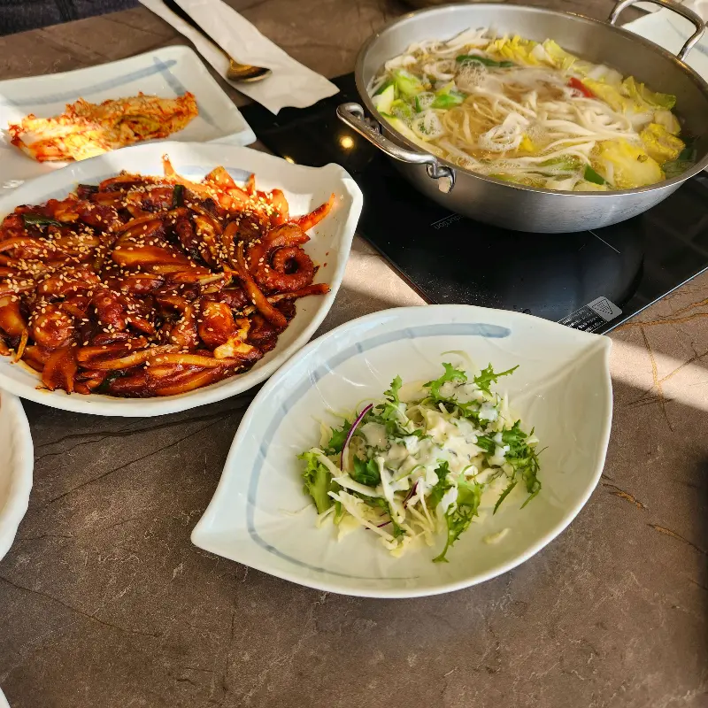 매콤한 낙지볶음과 시원한 연포탕