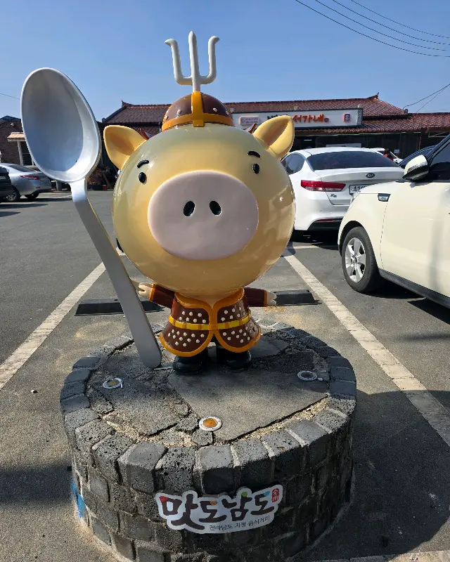 식당 앞에 세워진 돼지 캐릭터 조형물