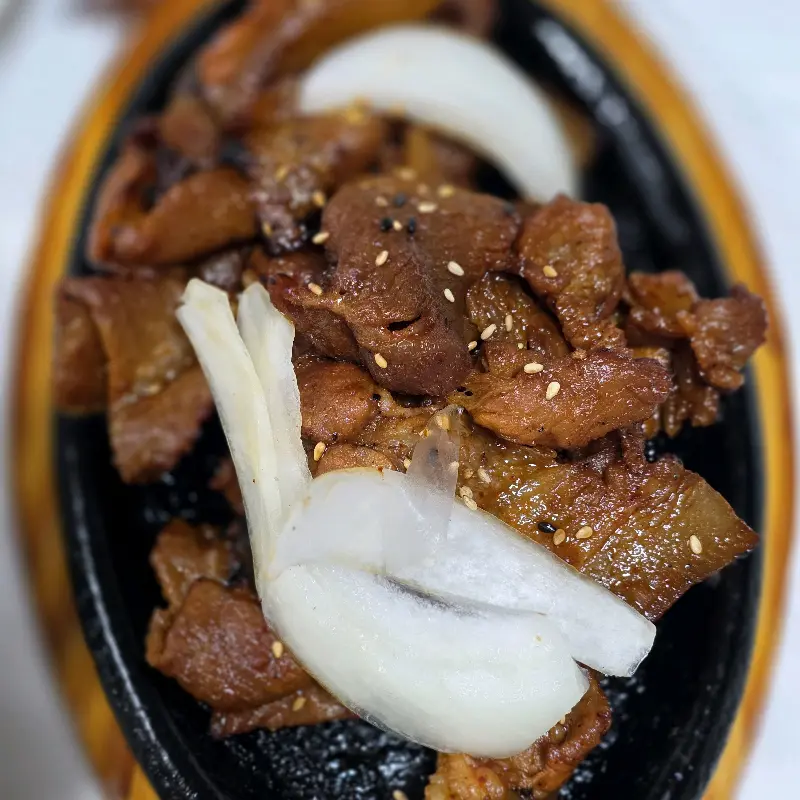 뜨거운 철판 위에 담겨 나온 연탄불고기