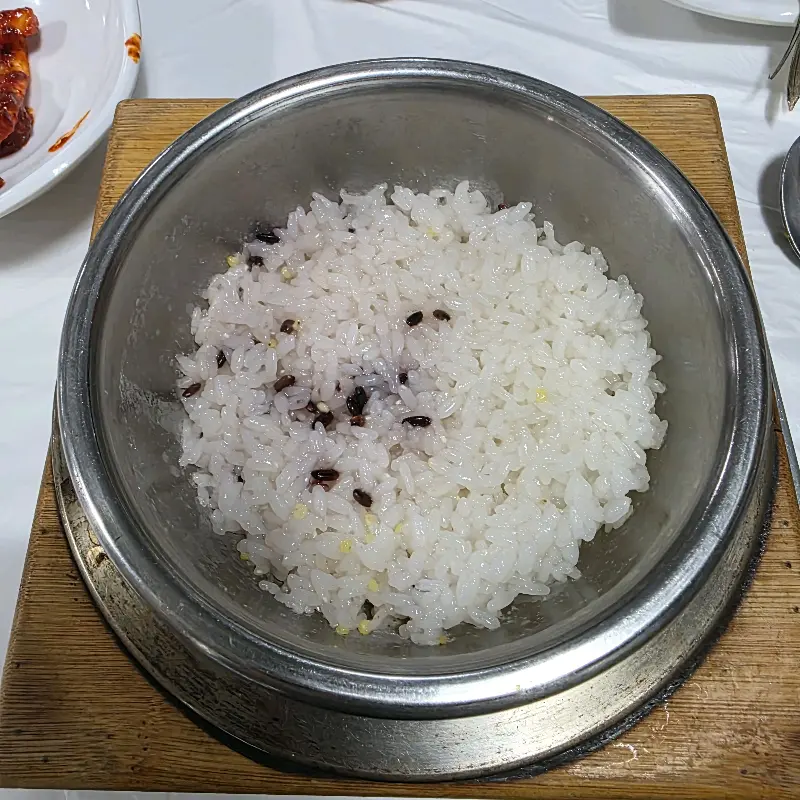 윤기가 흐르는 솥밥