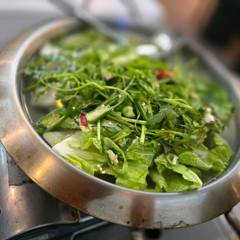 신선한 채소가 가득한 셀프바