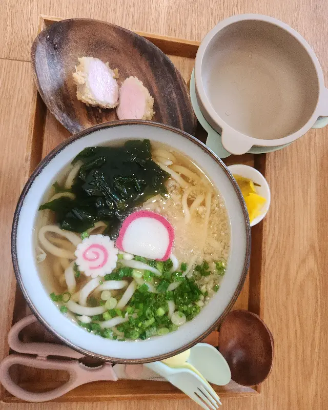 아기 식기와 함께 제공되는 우동