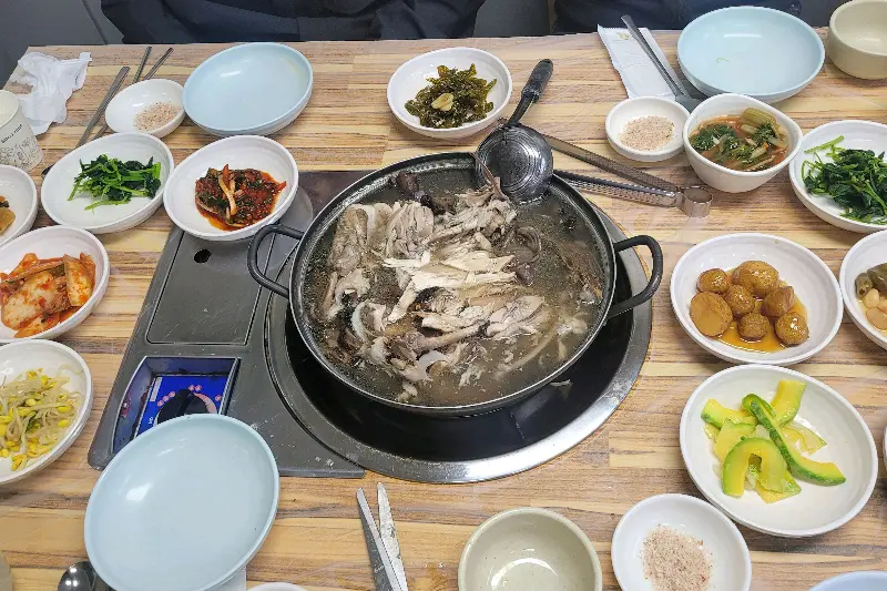 테이블 가득 찬 음식