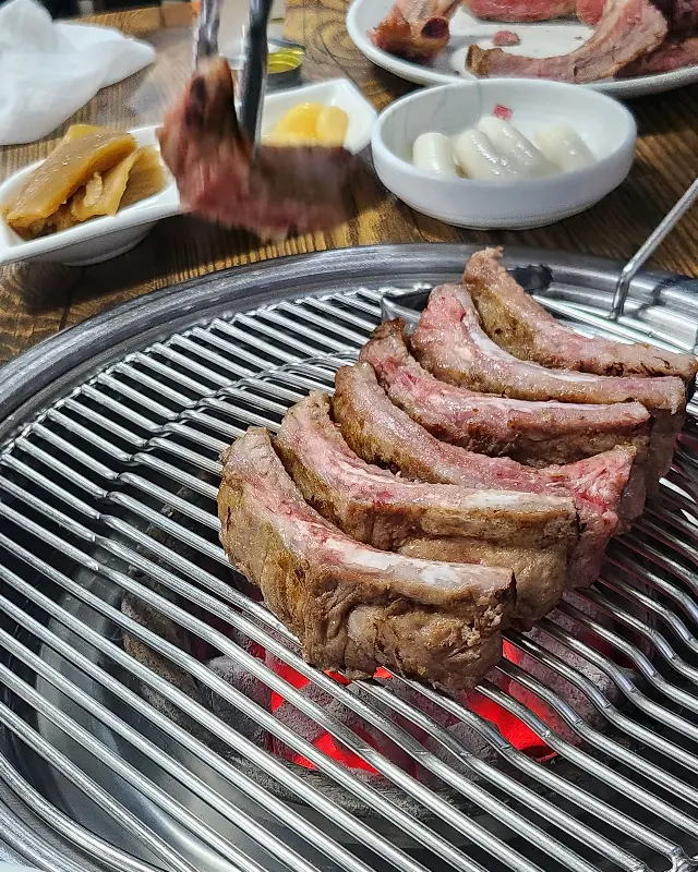 먹음직스럽게 구워진 쪽갈비