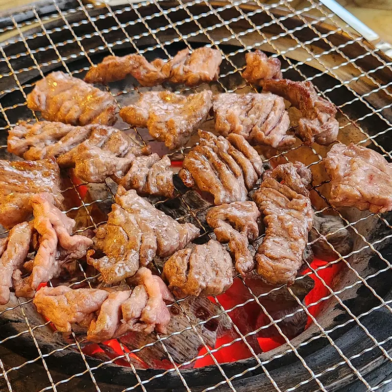 불판 위에서 구워진 갈매기살