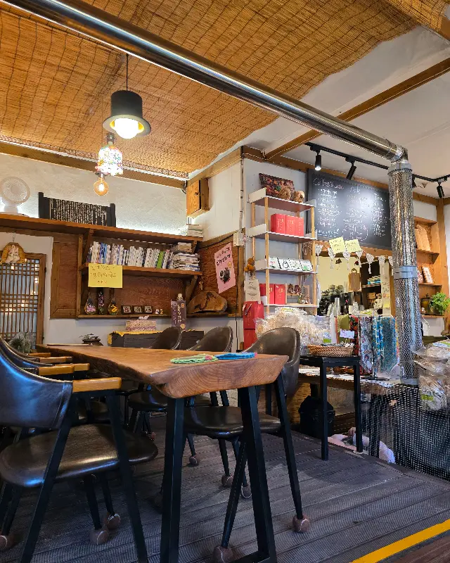 카페 내부 인테리어