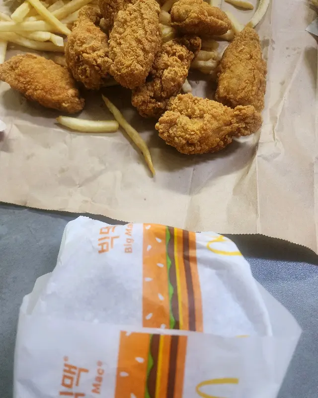 맥도날드 치킨과 감자튀김