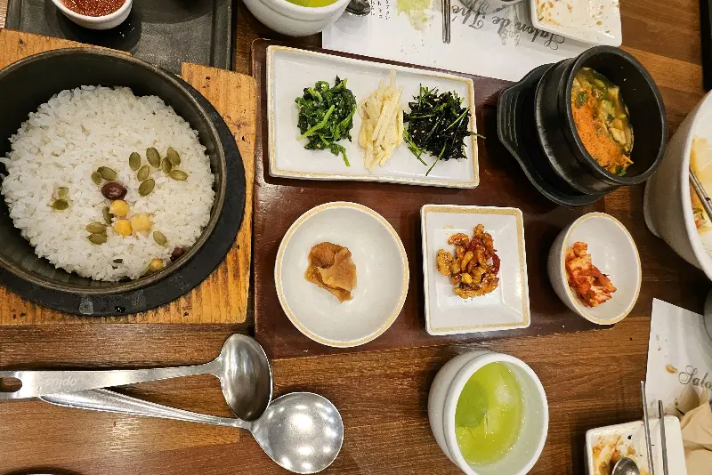 마중가는 길 솥밥과 반찬