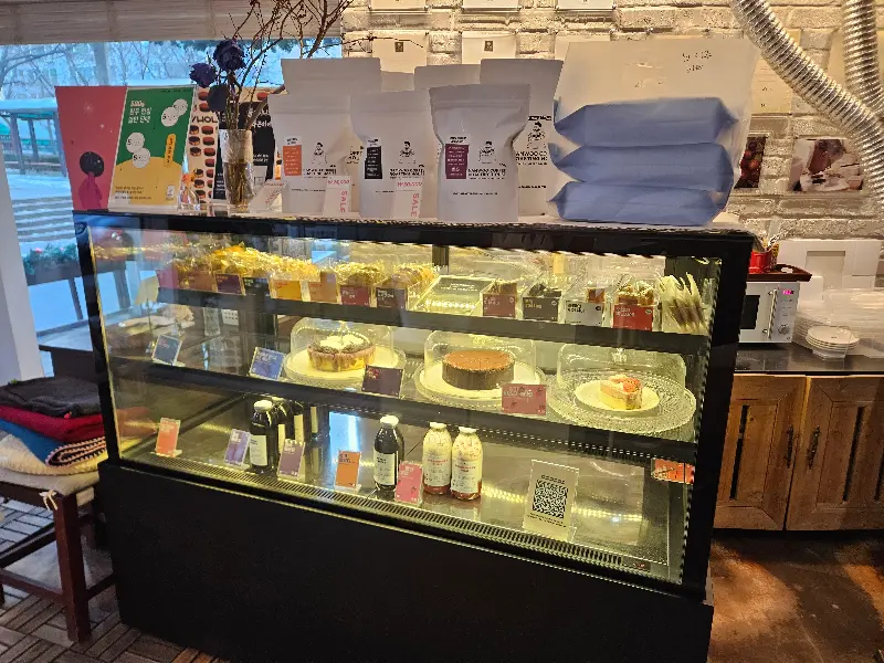 다양한 케이크와 구움과자가 진열된 쇼케이스