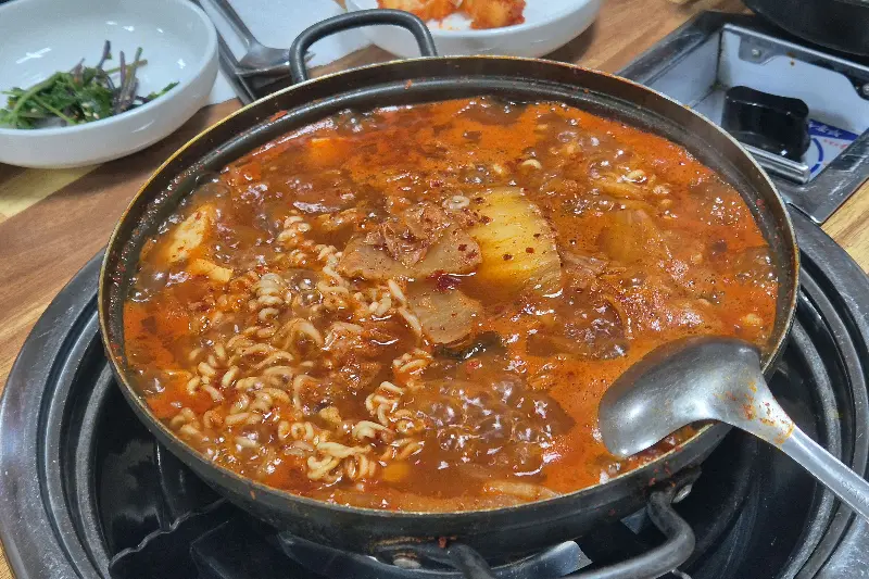 보글보글 끓는 김치찌개