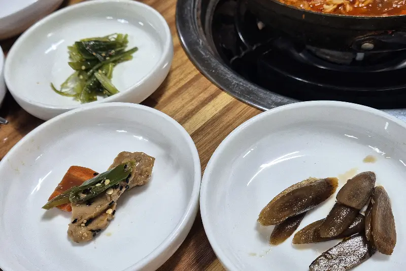 정갈하게 담겨 나온 밑반찬들
