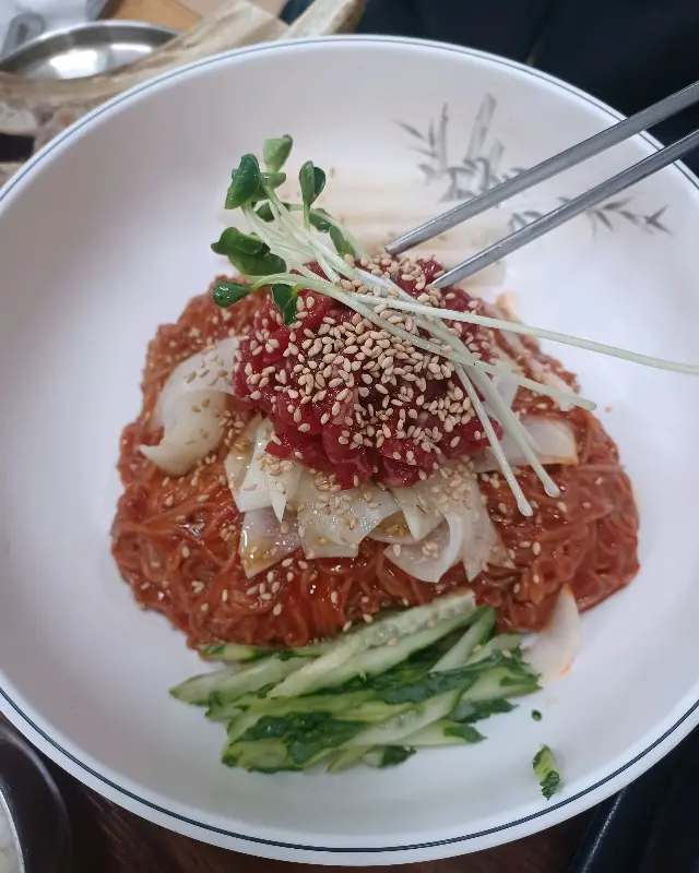 육회 비빔 냉면
