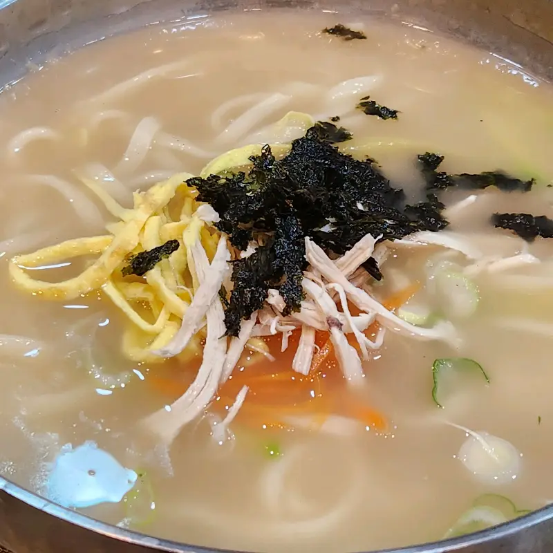 닭칼국수 근접 촬영