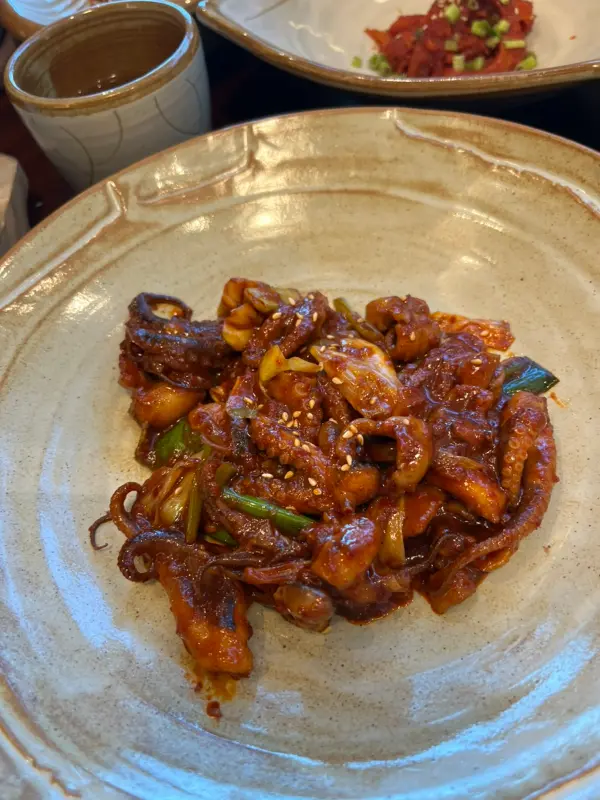 윤기가 자르르 흐르는 짭짤한 양념 낙지볶음