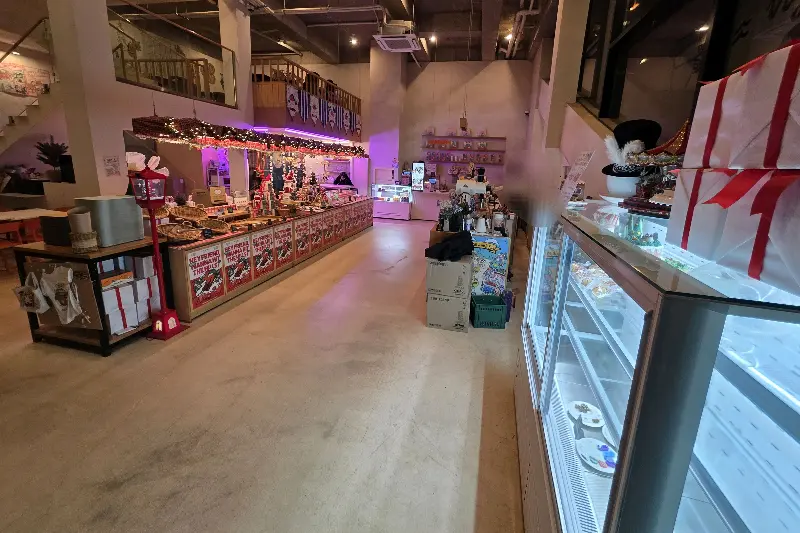 다채로운 빵들이 진열된 모습