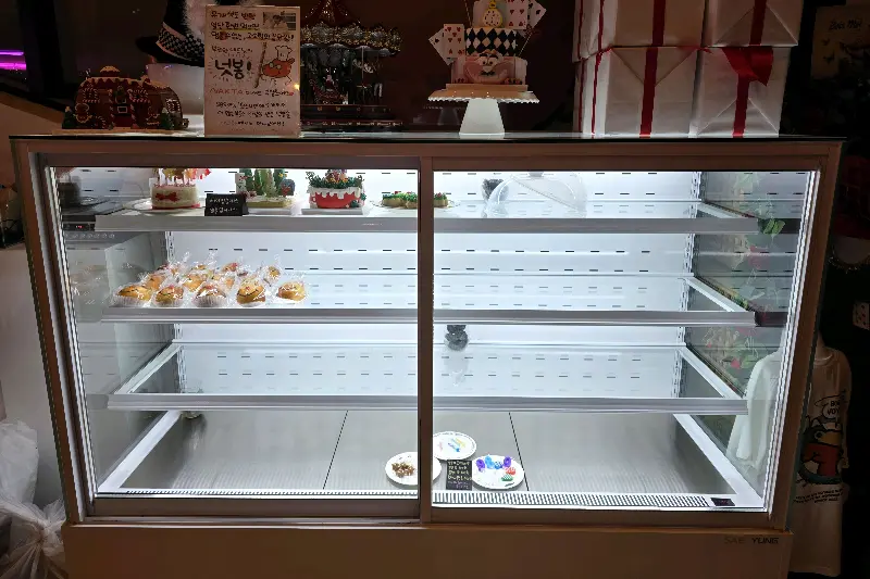 쇼케이스 위의 크리스마스 장식