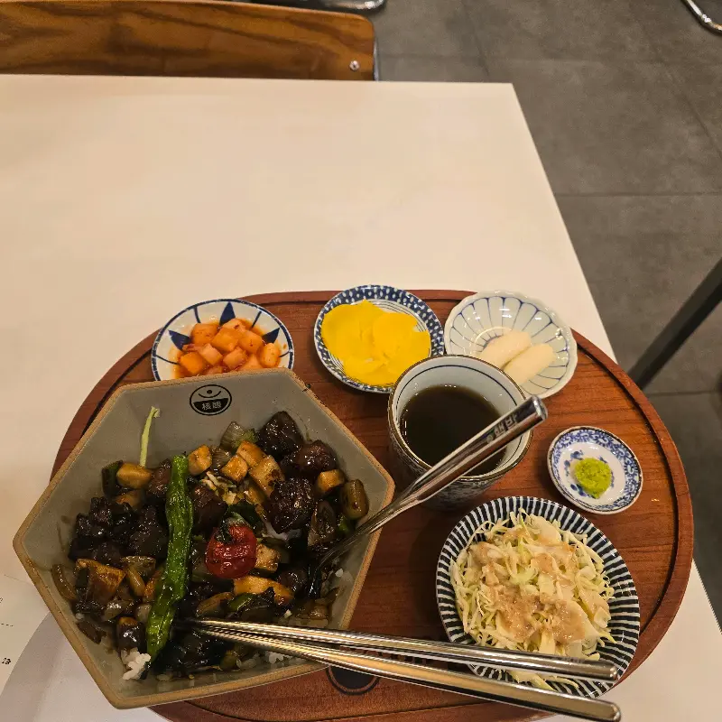 매콤한 맛이 일품인 덮밥