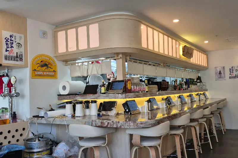 깔끔하고 모던한 분위기의 키세카츠 안국역점 내부