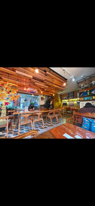 이디야커피 안양역점의 넓고 아늑한 내부 전경