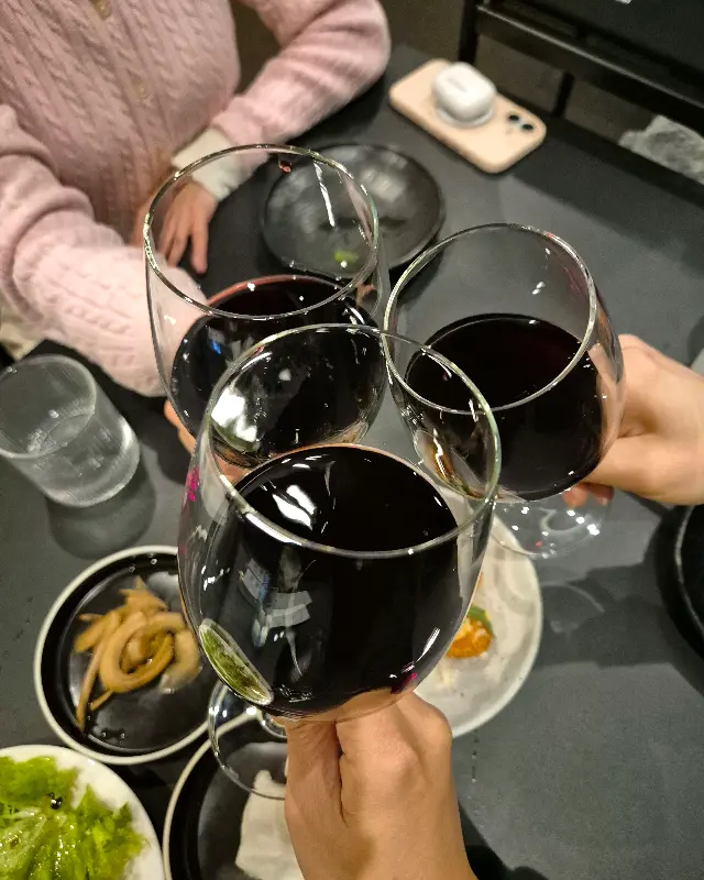 와인 잔을 들고 건배하는 모습