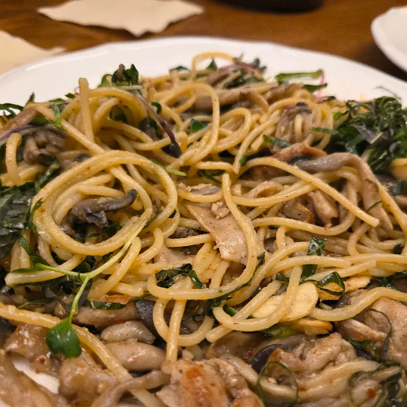 버섯과 채소가 풍성한 오일 파스타