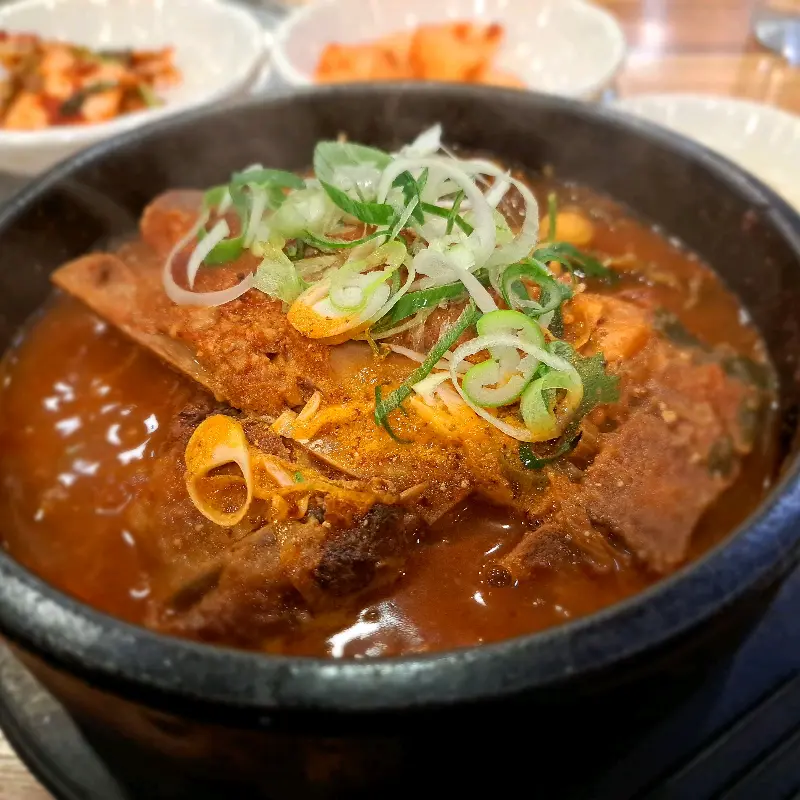 살이 가득 붙어 있는 뼈다귀