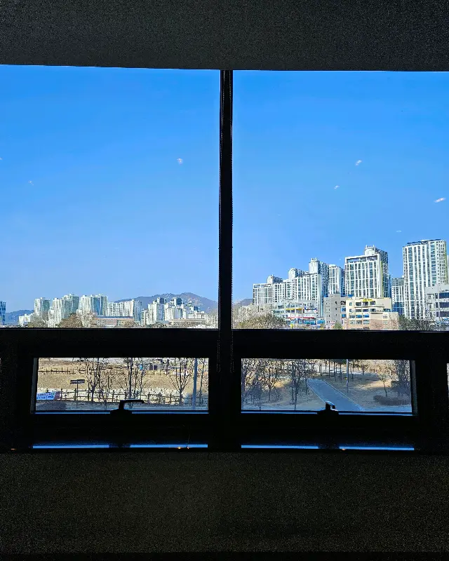 창밖으로 보이는 건물과 하늘