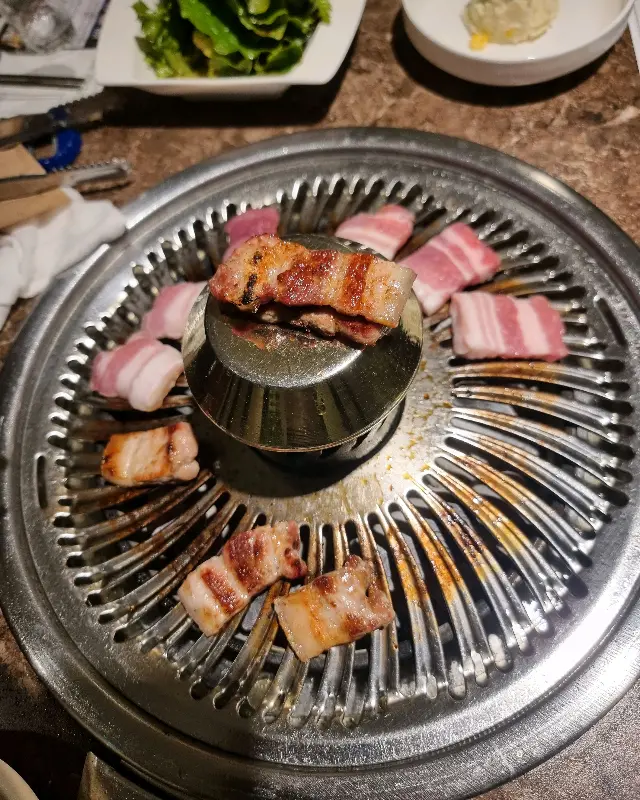 불판 위 삼겹살