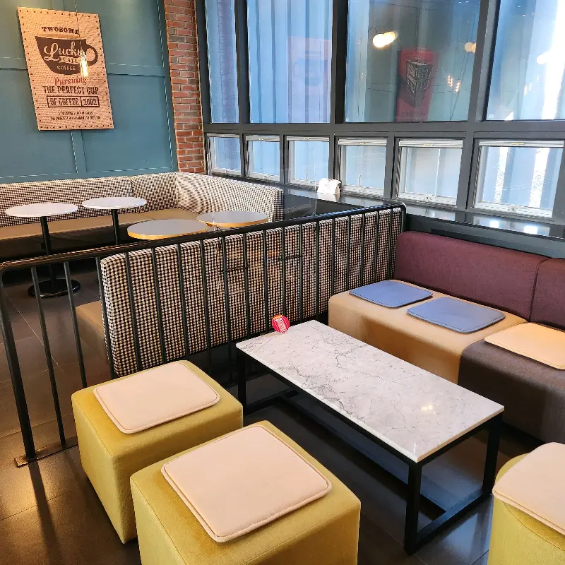 투썸플레이스 내부 좌석