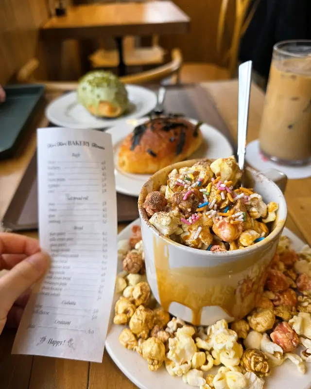 팝콘이 곁들여진 음료