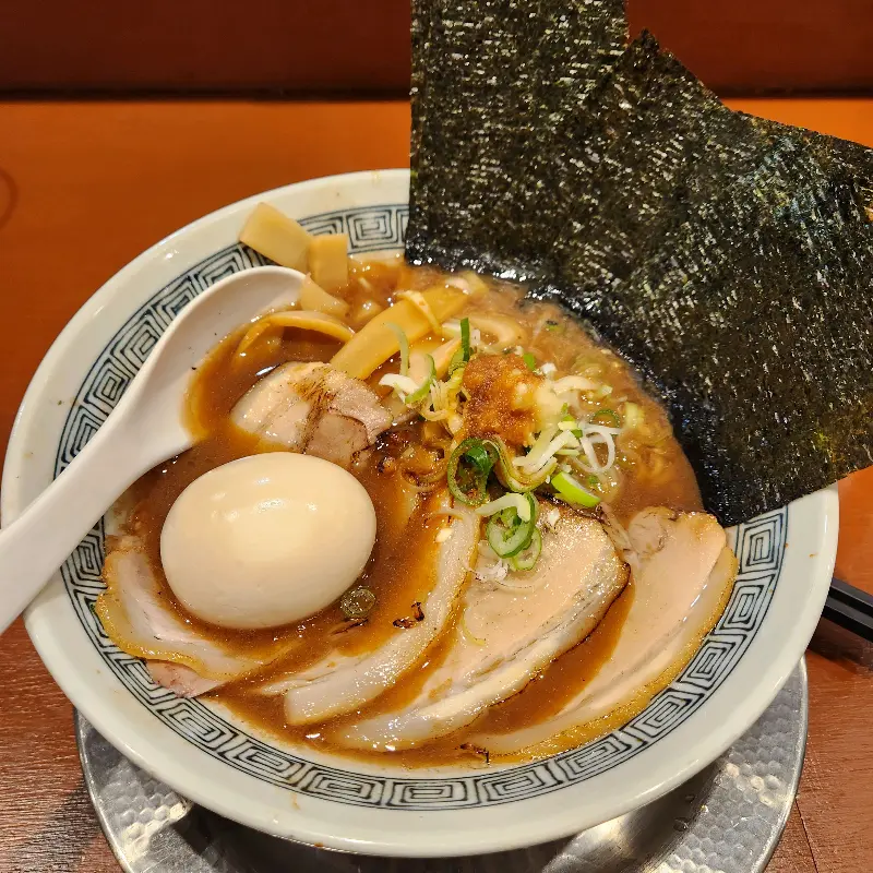 계란 토핑이 추가된 라멘