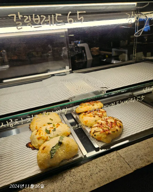 쇼케이스 안에 진열된 포카치아빵