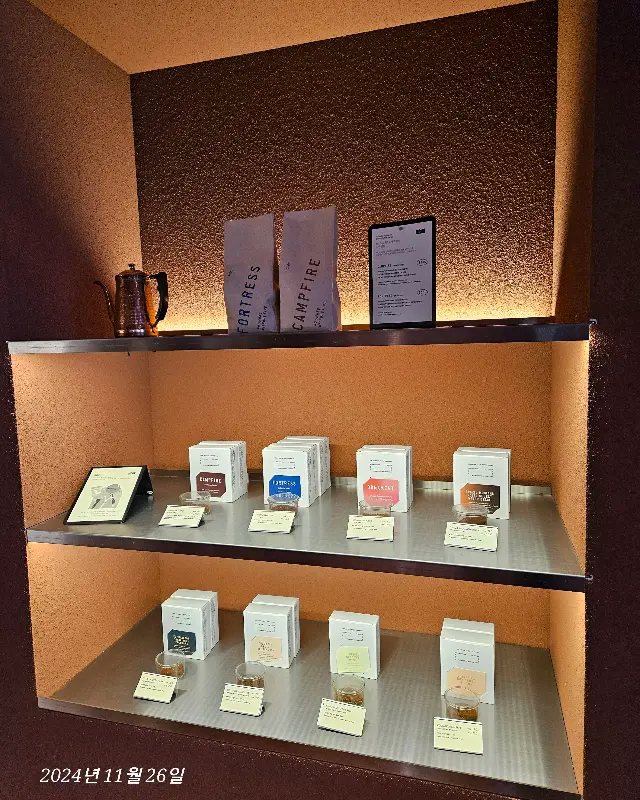 다양한 원두 패키지가 진열된 모습