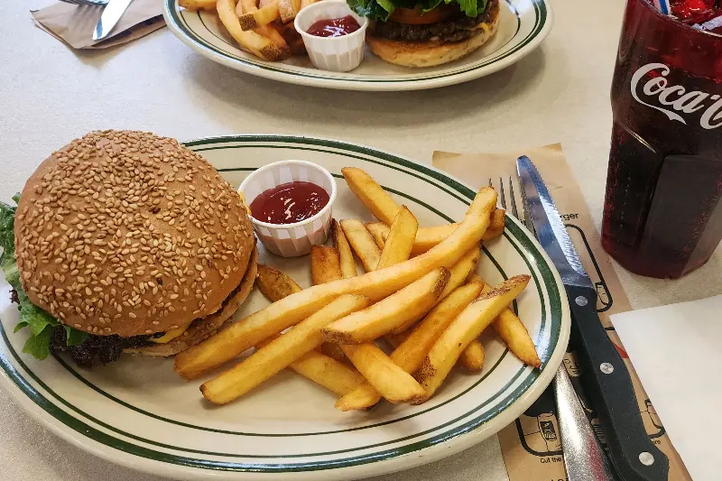 또 다른 햄버거와 프렌치 프라이