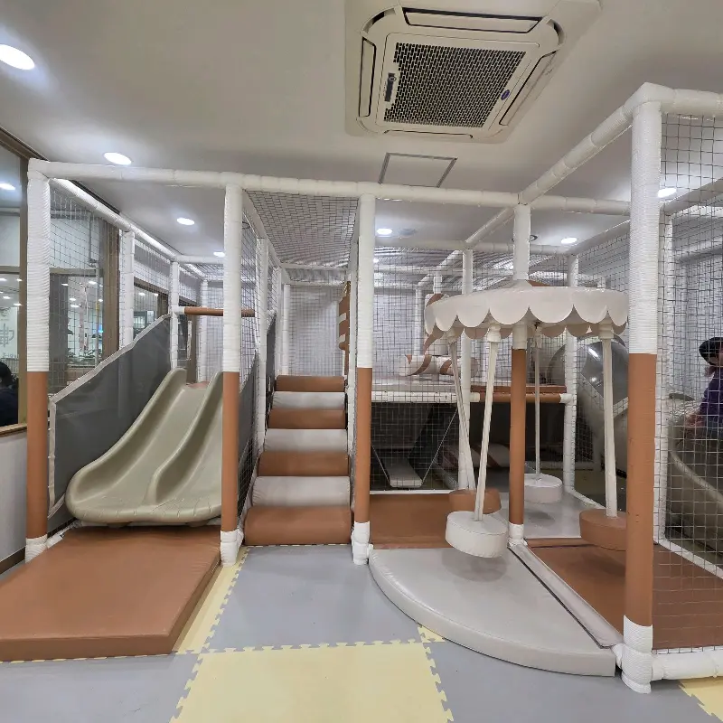 아이들이 신나게 뛰어놀 수 있는 넓고 깨끗한 키즈카페