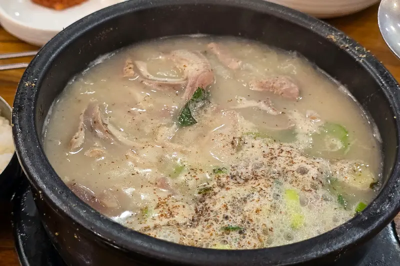 테이블 위에 놓인 양념통의 모습