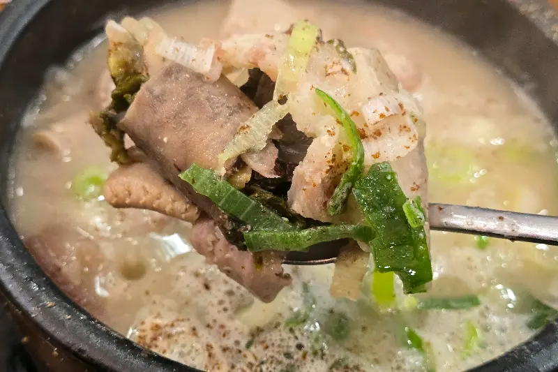 테이블에 놓인 물통과 컵의 모습