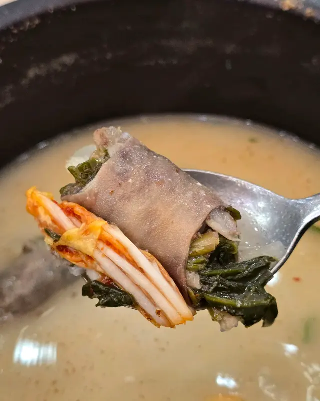 테이블 한 켠에 놓인 냅킨과 수저통의 모습