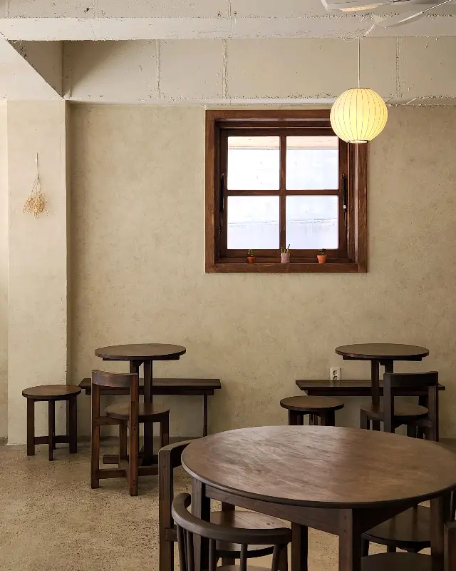 콘솔커피 내부 테이블과 의자