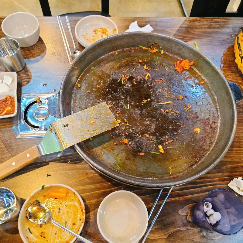 깨끗하게 비워진 철판