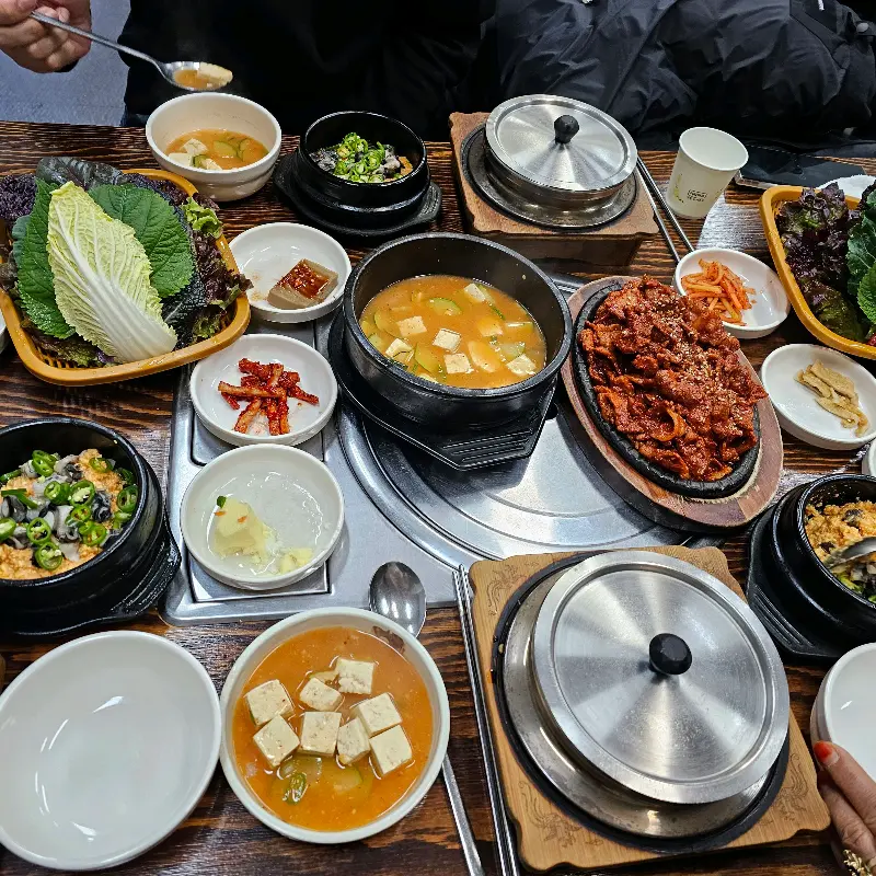 우렁쌈장과 제육볶음의 환상적인 조화