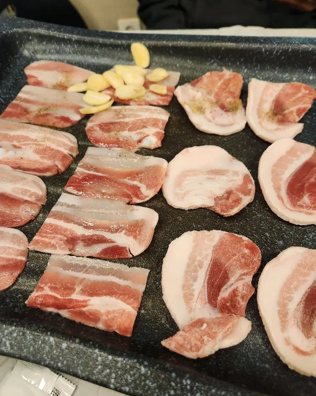 냉삼겹살과 구운 마늘