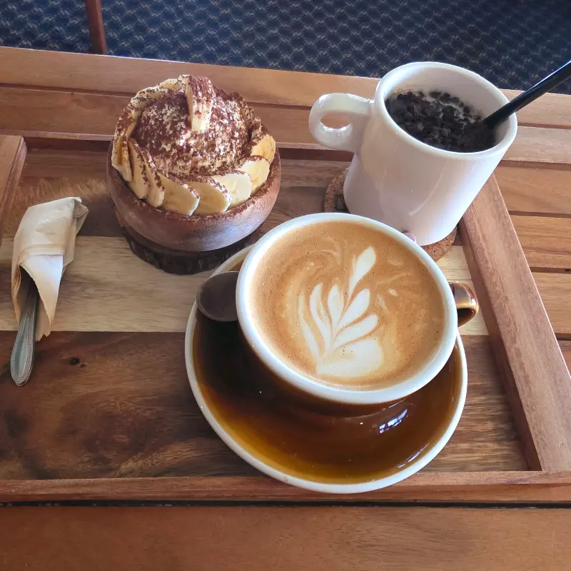 바나나 푸딩과 라떼가 함께 놓여있는 모습