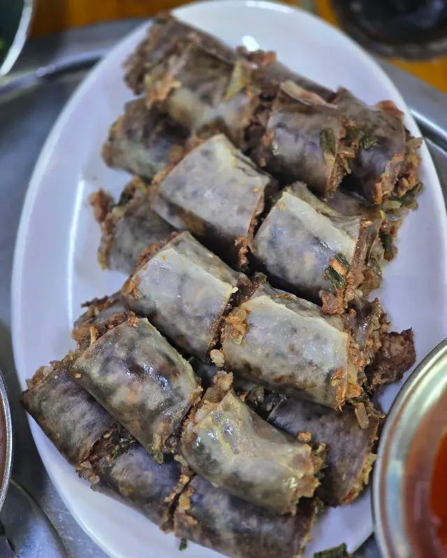 윤기가 좌르르 흐르는 순대 한 접시