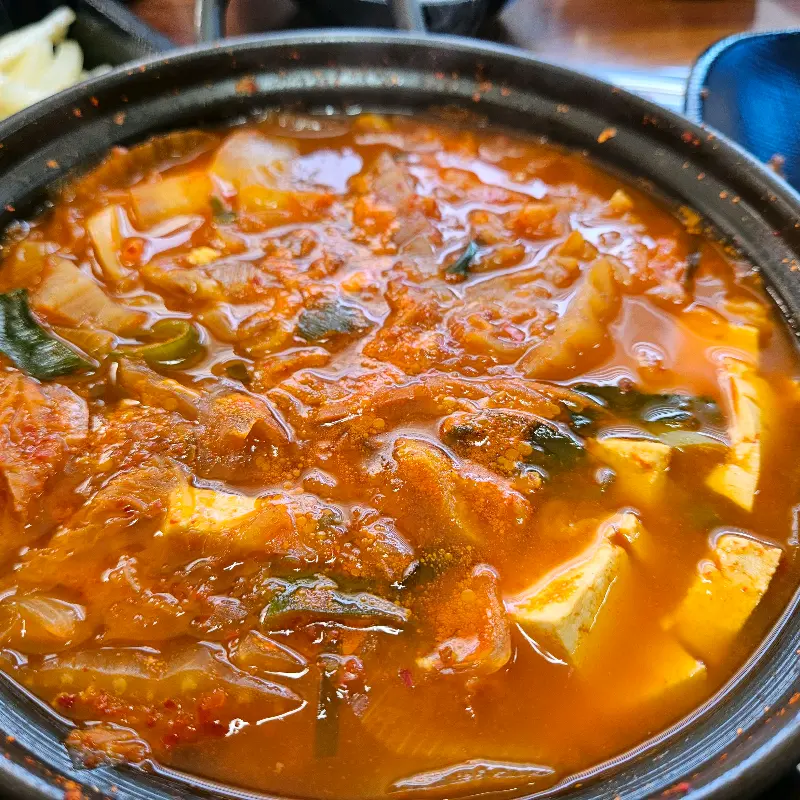 보기만 해도 침샘을 자극하는 김치찌개