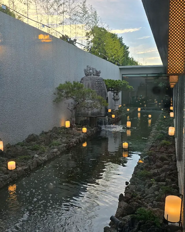 식당 옆 연못의 야경