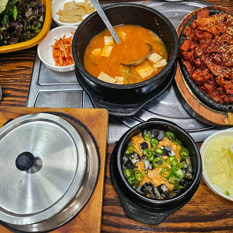 푸짐한 우렁쌈밥 한 상 차림