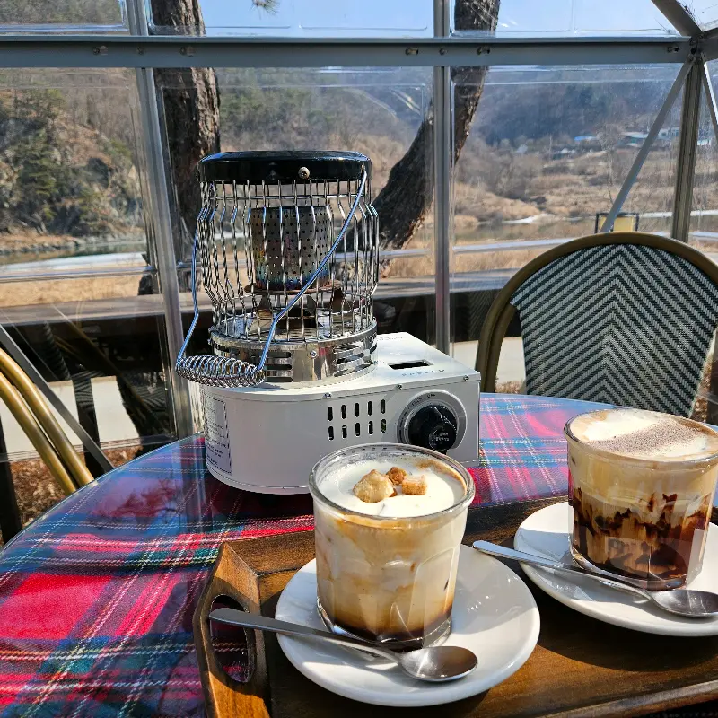 따뜻한 햇살이 가득한 온실 테이블